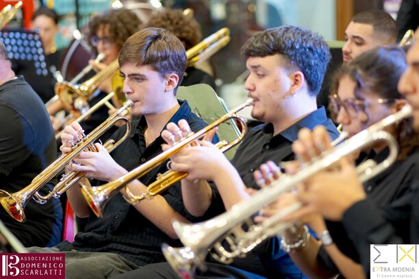 Studenti di conservatorio durante una masterclass di musica barocca