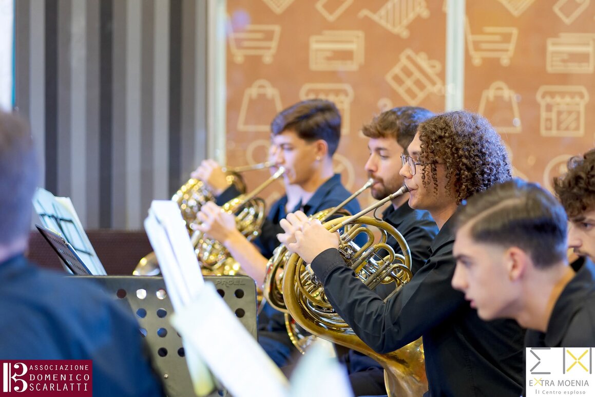 Studenti delle scuole durante un laboratorio musicale