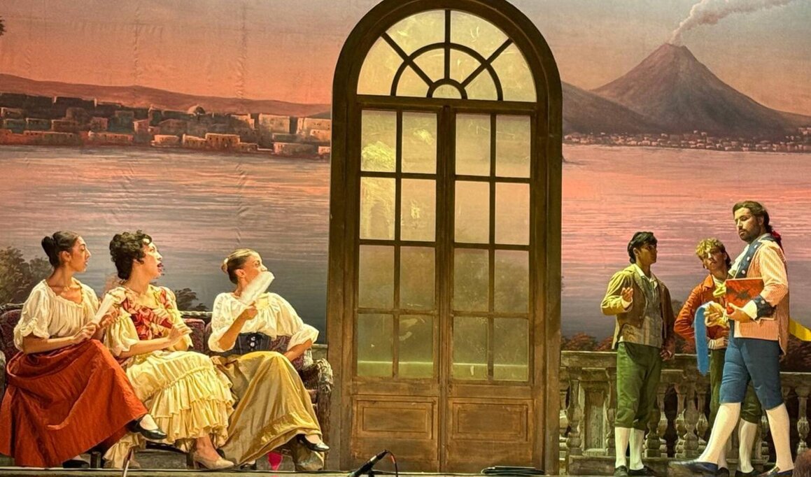 Orchestra sinfonica che prova in un grande teatro