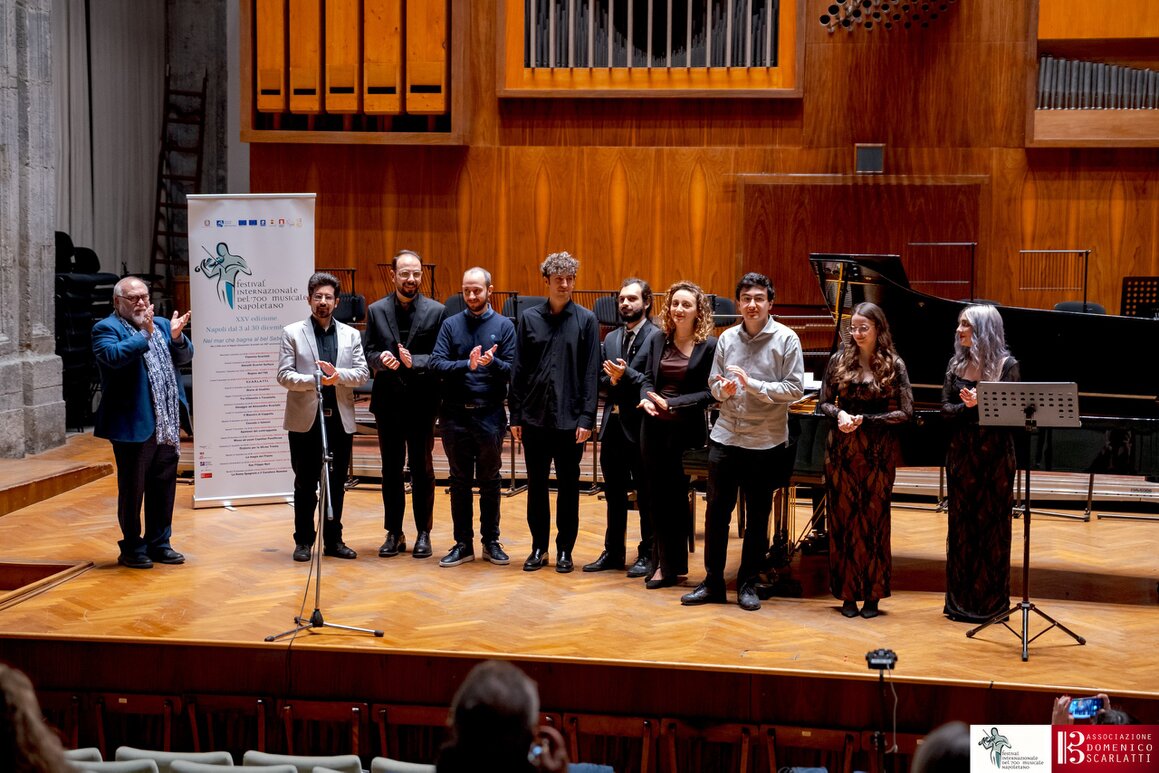 Incontro tra musicisti e partner culturali sullo sfondo di un palco