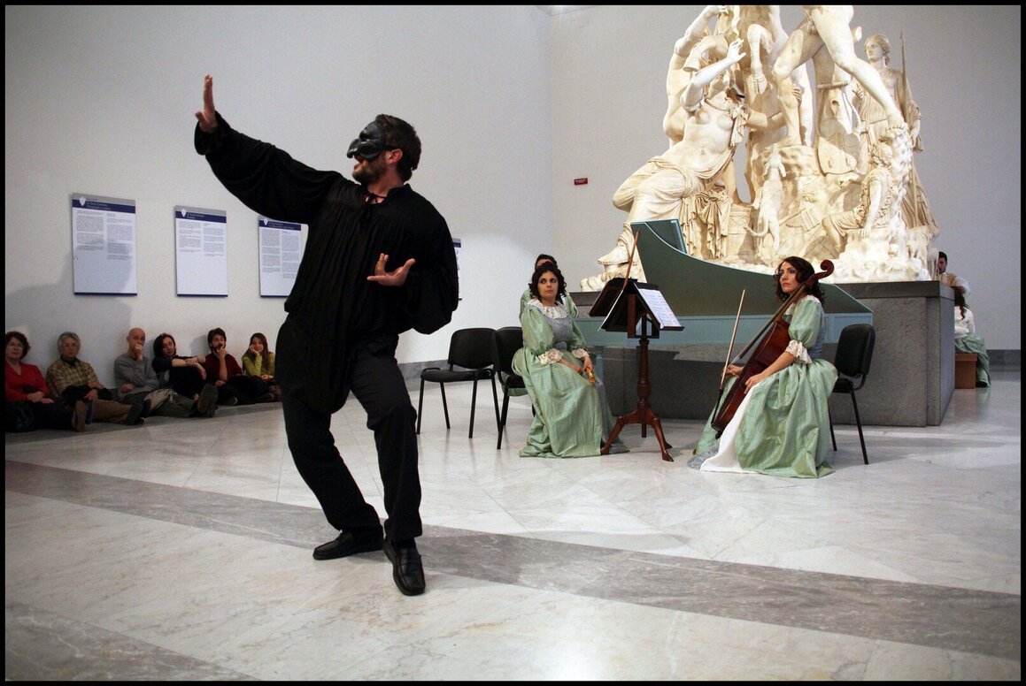 Gruppo in visita guidata in un palazzo storico di Napoli