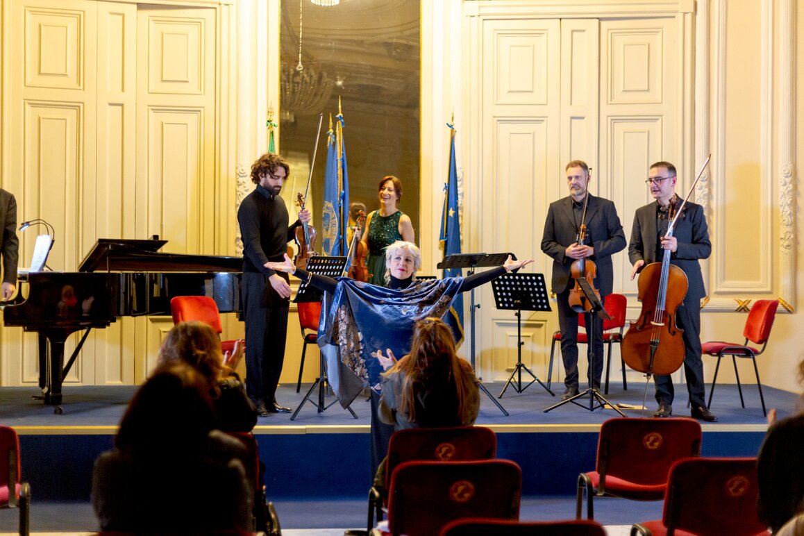 Orchestra barocca che suona in un teatro con il pubblico in sala