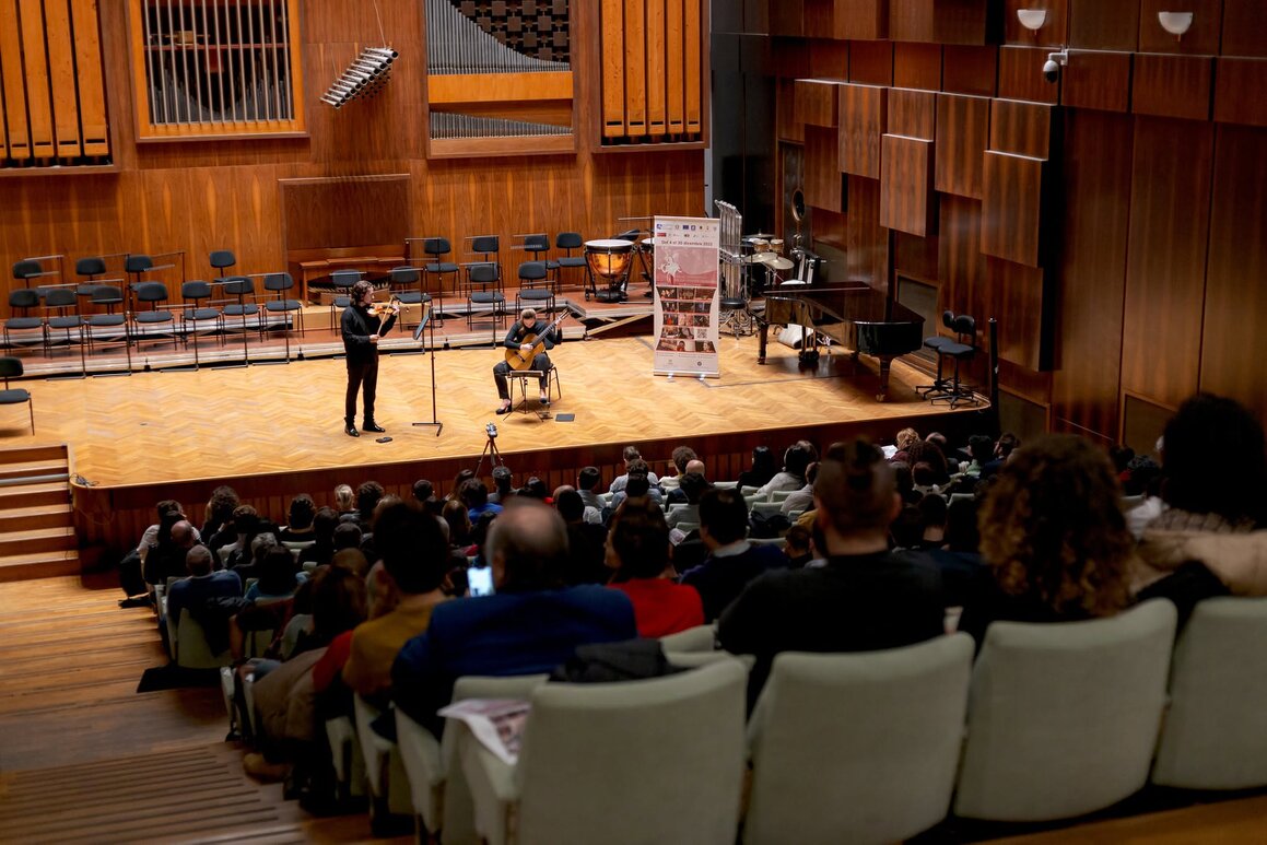 Cantante solista con orchestra barocca in teatro storico