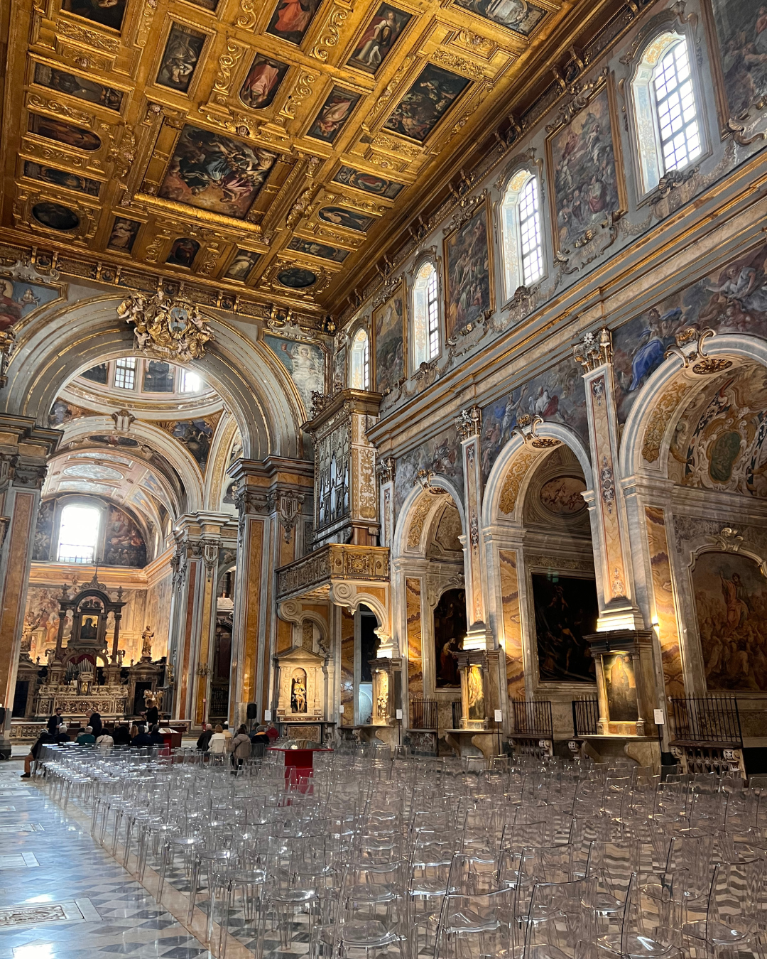 Pubblico durante un concerto barocco in una sala storica