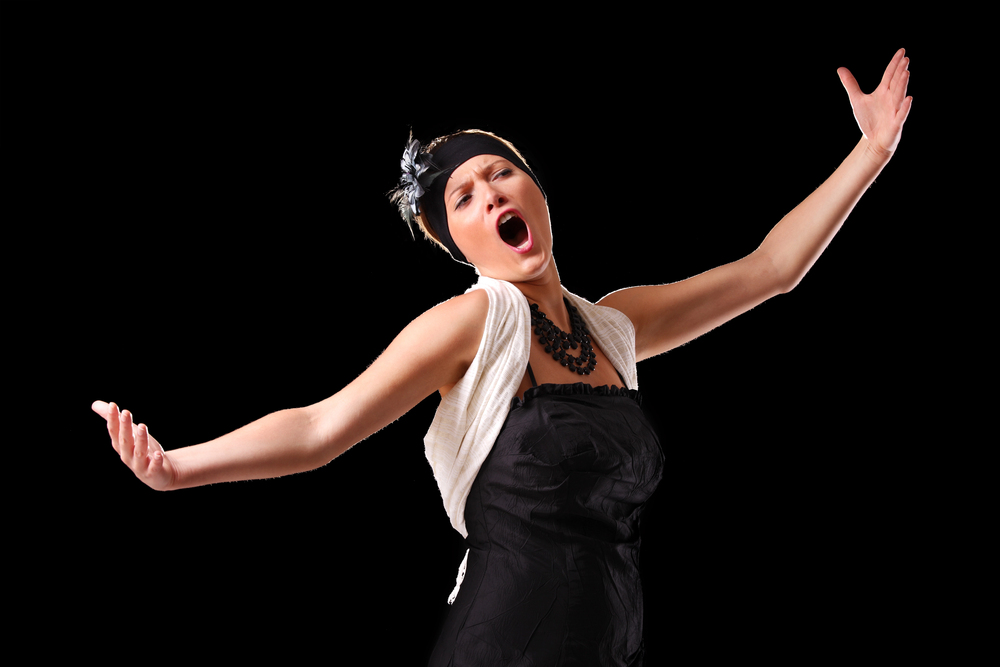 Cantante lirica barocca sul palco durante un concorso
