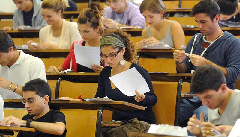 Gruppo di studenti che assiste a un concerto in un teatro storico